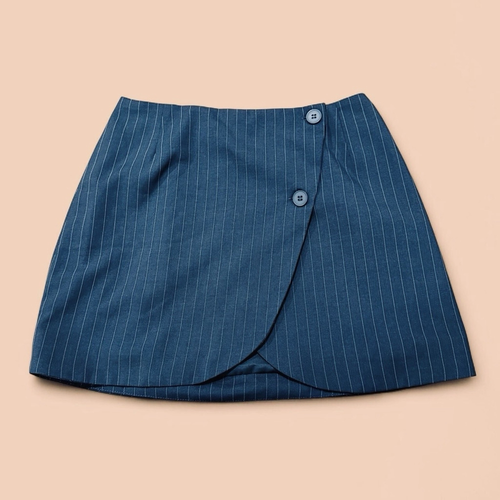 Glassons Pinstripe Mini Skirt Wrap Officecore Schoolgirl Y2K Model Off Duty 8